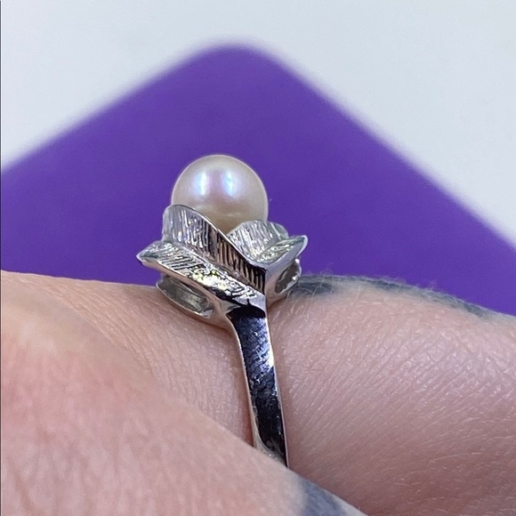 💛 Elegant Silver Pearl Leaf Ring - Picture 5 of 8